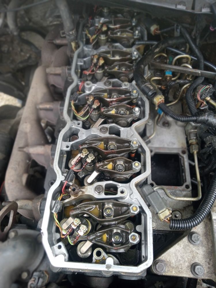 Cylinder head with valve cover removed, injectors and rocker assembly exposed
